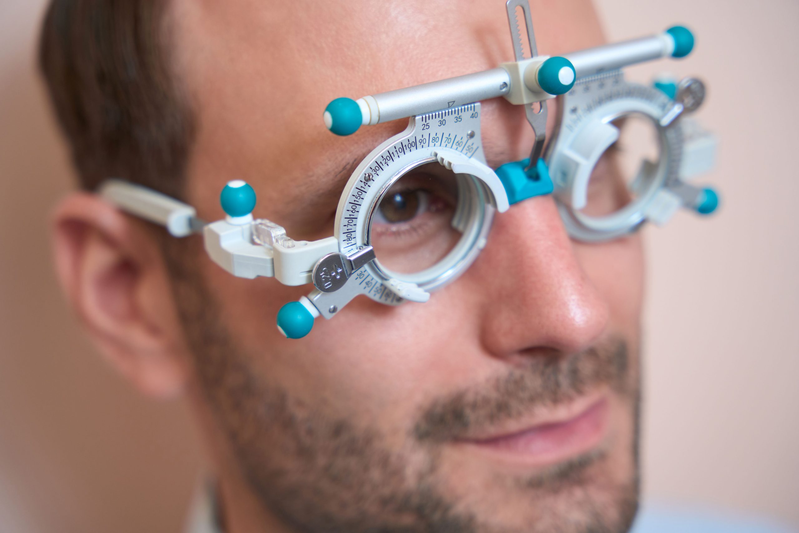 man is examining his visual acuity with special le 2023 03 31 03 17 50 utc scaled